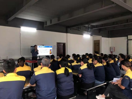 20211029电商基地人员到平远雅玛西企业为新型学徒制培训班学员授课 电商基地129.png