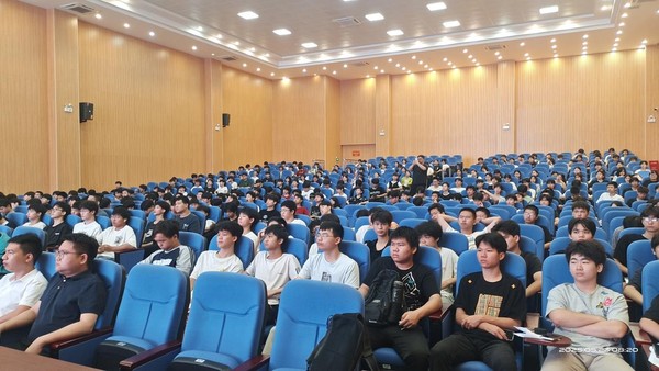 产教融合促发展，我院举办智慧未来职通精彩专题职业讲座3.png