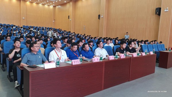 学院联合政企举办园区进校园宣讲会5.png