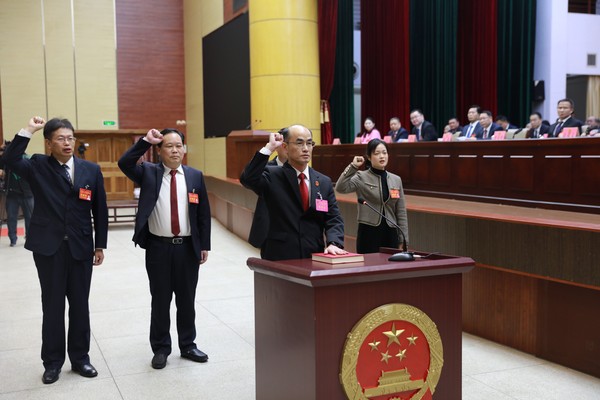 9新当选的市人民法院院长和市人大常委会委员进行了庄严的宪法宣誓仪式_副本.jpg