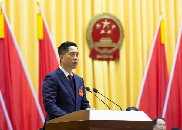 市政府市长赵超文向大会作政府工作报告.png