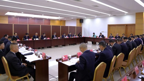 市十六届人大七次会议主席团举行第一次会议.jpg