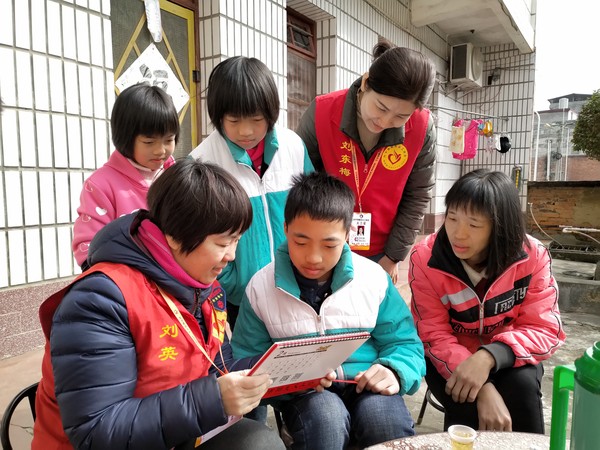 20180203一米阳光送温情 春节慰问学生 (8).jpg