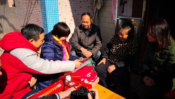 20190101关怀烈士父母，新年暖心行动 (2).jpg
