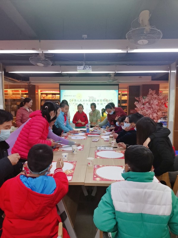 2022年1月1日，市妇联在兴宁市购书中心开展《中华人民共和国家庭教育促进法》讲座2.jpg