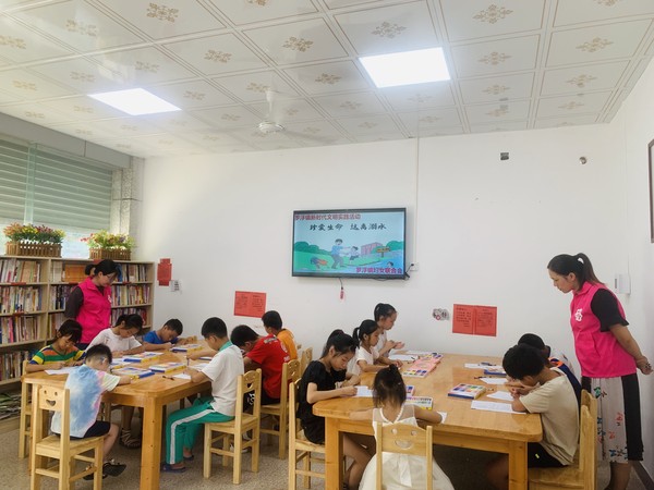 罗浮镇开展防溺水宣传，制作防溺水安全手抄报.jpg