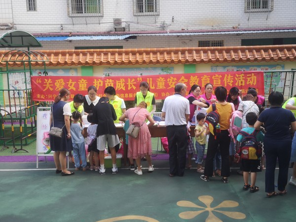 市妇联在刁贵鲮麟幼儿园开展“关爱女童 护苗成长”儿童安全教育宣传活动.jpg