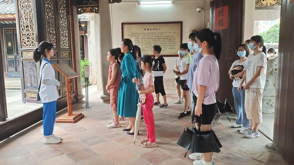兴田街道永泰社区组织学生到两海会馆参观学习.jpg