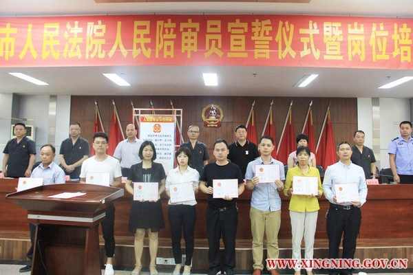 三、颁发任命决定书.JPG