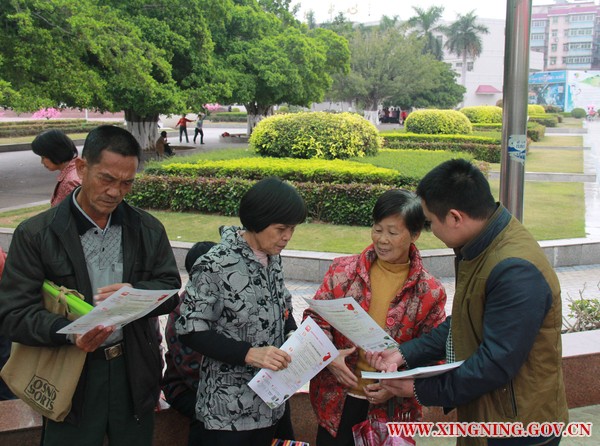图为市纪委工作人员向群众发送信访举报宣传资料.jpg
