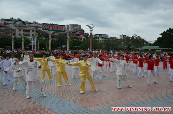 兴宁市太极拳协会表演的“太极柔力球”.JPG