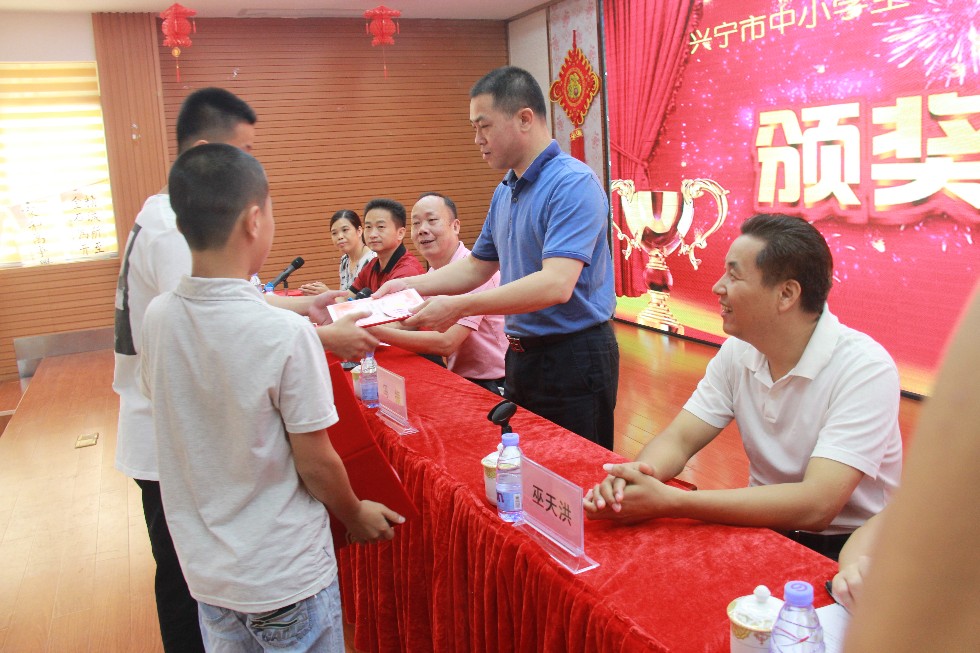图为冯振为获奖选手颁奖.JPG