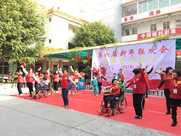 志愿者与福利院儿童共同表演节目.jpg